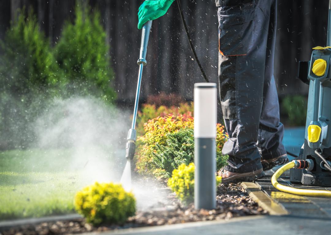 Pressure wash for cleaning